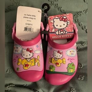 NEW RARE Crocs Classic Clog Hello Kitty Plane Clog in Fuchsia in Size C10/C11